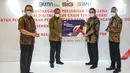 Direktur Utama BNI, Royke Tumilaar (kedua kiri) dan Direktur Utama PT Semen Indonesia (Persero) Tbk (SIG), Hendi Prio Santoso menunjukkan Kerja Sama Solusi Digital Value Chain Untuk Mitra SIG di Jakarta, Senin (05/4/2021). (Liputan6.com/Pool/SIG)