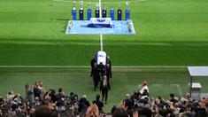 Peti mati mantan presiden FC Porto, Jorge Nuno Pinto da Costa dibawa keluar dari stadion Dragao setelah upacara penghormatan di Stadion Dragao, Porto, Portugal pada 17 Februari 2025. Pinto da Costa, menjabat sebagai presiden FC Porto dari tahun 1982 hingga 2024 dan meninggal dunia pada usia 87 tahun. (AFP/Miguel Riopa)