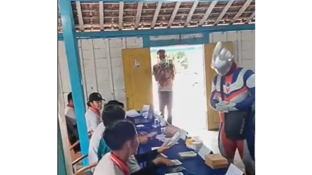 6 Potret Kocak Warga Datang Nyoblos ke TPS, Ada yang Pakai Kostum Superhero