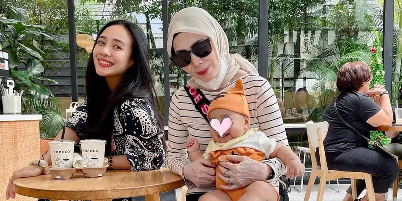 Potret Ibunda Dea Ananda saat Momong Cucu, Bak Tante dan Keponakan