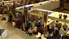 Pengunjung memilih batik di stand Indo Craft 2016 di Jakarta Convention Centre, Rabu (7/12). Puluhan produk kerajinan dalam negeri dipamerkan pada Indo Craft 2016 yang berlangsung hingga 11 Desember mendatang. (Liputan6.com/Helmi Fithriansyah)