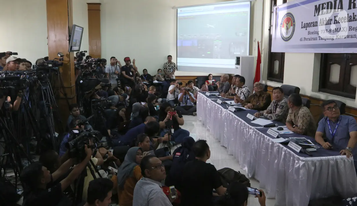 Suasana keterangan pers mengenai investigasi kecelakaan pesawat Lion Air JT 610 di Kantor KNKT, Jakarta Pusat, Jumat (25/10/2019). KNKT menemukan sembilan faktor yang berkontribusi dalam kecelakaan pesawat Lion Air JT 610 pada 29 Oktober 2018 di Tanjung Karawang. (Liputan6.com/Johan Tallo)