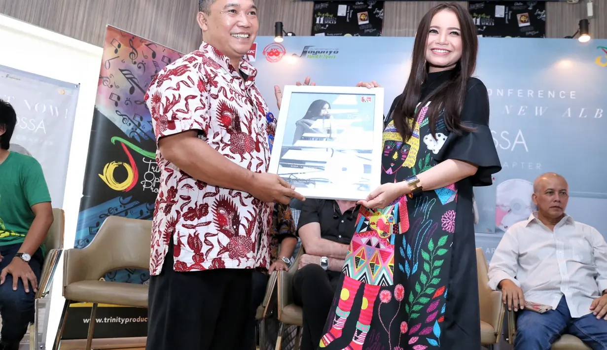 Dalam album barunya itu berisi sembilan lagu. Diantara Body Speak, Break Up, Cinta Dalam Hidupku, Till My Heart Stops Beating, Firefly, Bukan Maksudku, Tlah Mencoba, Satu Hal Yang Bodoh, dan Jangan Hilangkan Dia. (Adrian Putra/Bintang.com)