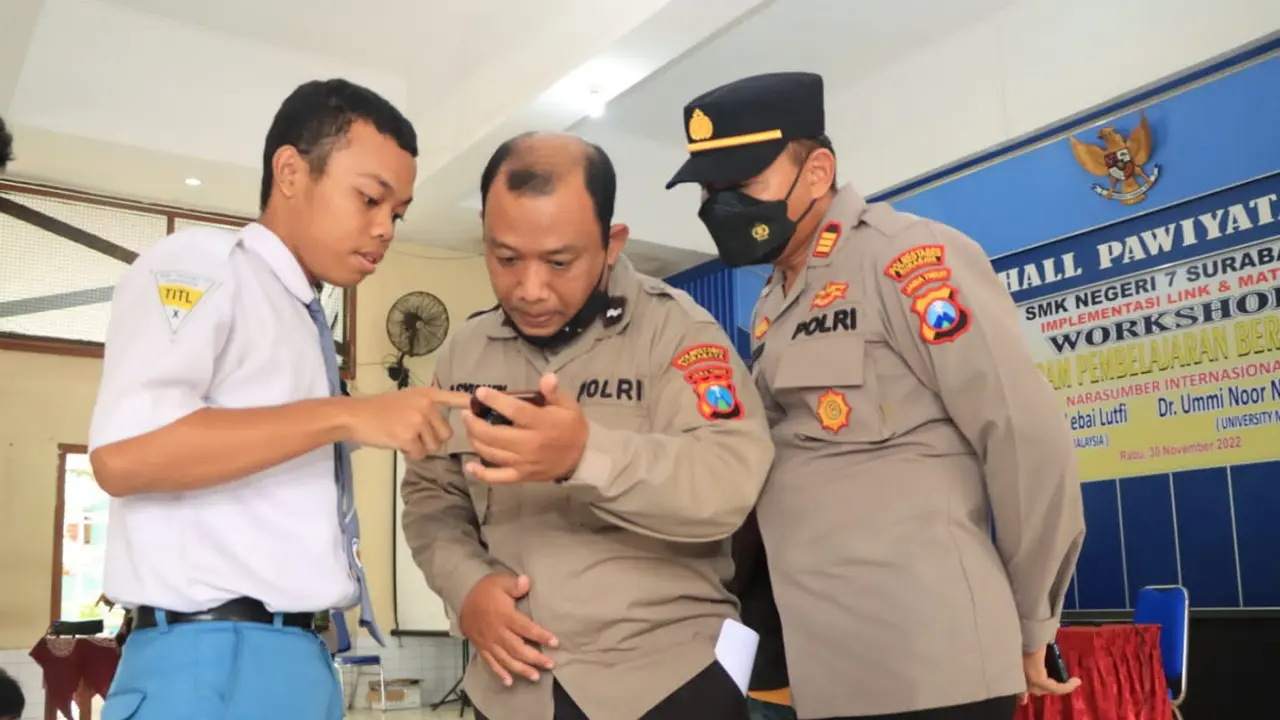 Polisi memeriksa ponsel siswa di Surabaya. (Dian Kurniawan/Liputan6.com)