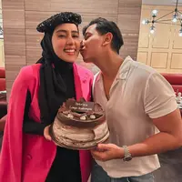 Pada 6 Maret tahun ini, Fairuz A Rafiq genap berusia 37 tahun. Pada hari pergantian usia barunya, anak mendiang pedangdut A Rafiq  ini mendapat kejutan dari sang suami, Sonny Septian. Berikut beberapa potretnya. [Instagram/fairuzarafiq]
