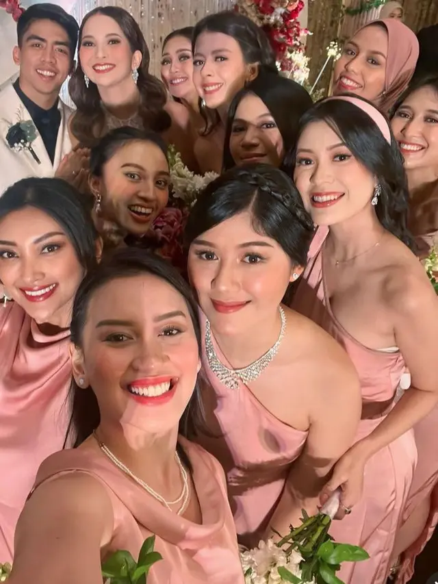 Erina Gudono Saat Jadi Bridesmaid. [@ginasinaga]