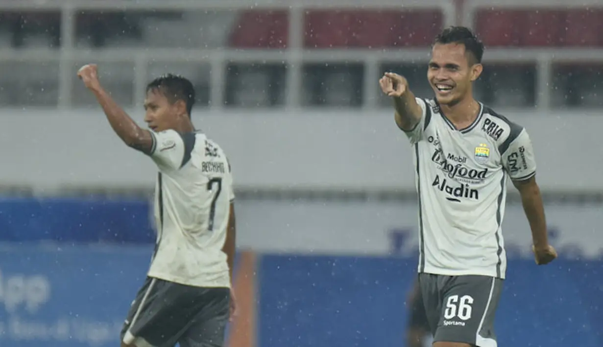 <p>Selebrasi Muhammad Rezaldi Hehanussa (kanan) setelah memberikan assist yang berbuah gol bagi Persib Bandung dalam pertandingan pekan ke-21 BRI Liga 1 2022/2023 melawan PSIS Semarang, Selasa (31/1/2023). (Dok. Persib Bandung)</p>