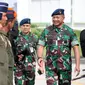 Kepala Staf Angkatan Udara (Kasau) Marsekal TNI Fadjar Prasetyo menyambut tim evakuasi 75 Warga Negara Indonesia (WNI) dari Sudan di Pangkalan Udara Halim Perdanakusuma, Jakarta, Senin (1/5/2023). (Liputan6.com/Helmi Fithriansyah)