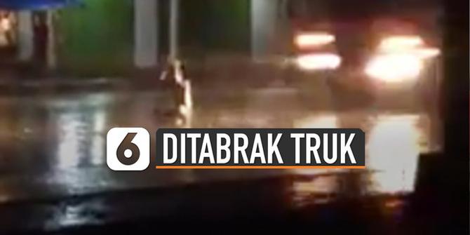 VIDEO: Viral Pria Duduk di Jalan Ditabrak Truk, Sopir Jadi Tersangka