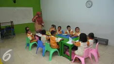 Murid-murid PAUD Seruni Indah belajar di sebuah bangunan majelis taklim yang didirikan secara swadaya oleh masyarakat setempat, di kawasan Kalijodo, Jakarta Utara, Selasa (16/2). (Liputan6.com/Gempur M Surya)