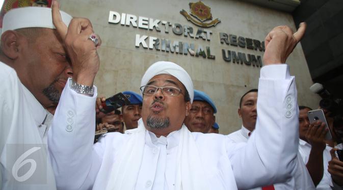 Pimpinan Front Pembela Islam (FPI) Rizieq Shihab tiba di Polda Metro Jaya, Jakarta, untuk diperiksa sebagai saksi kasus dugaan makar, Rabu (1/2). (Liputan6.com/Immanuel Antonius)