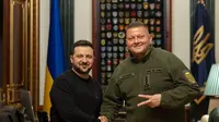 Presiden Ukraina Volodymyr Zelenskyy&nbsp;dan Valerii Zaluzhnyi. (Dok. Twitter/@ZelenskyyUa)