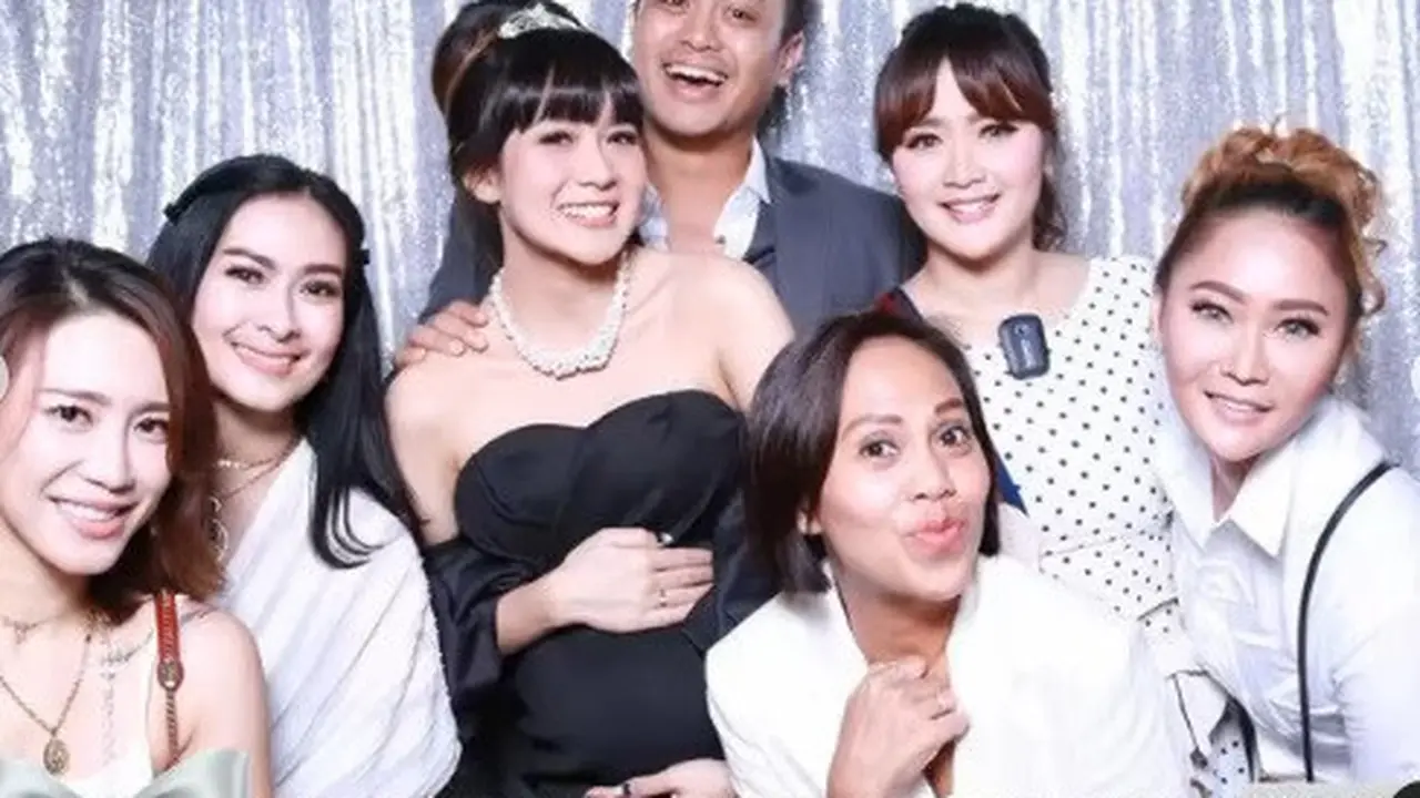 Gilang Dirga dan Adiezty Fersa menggelar acara baby shower