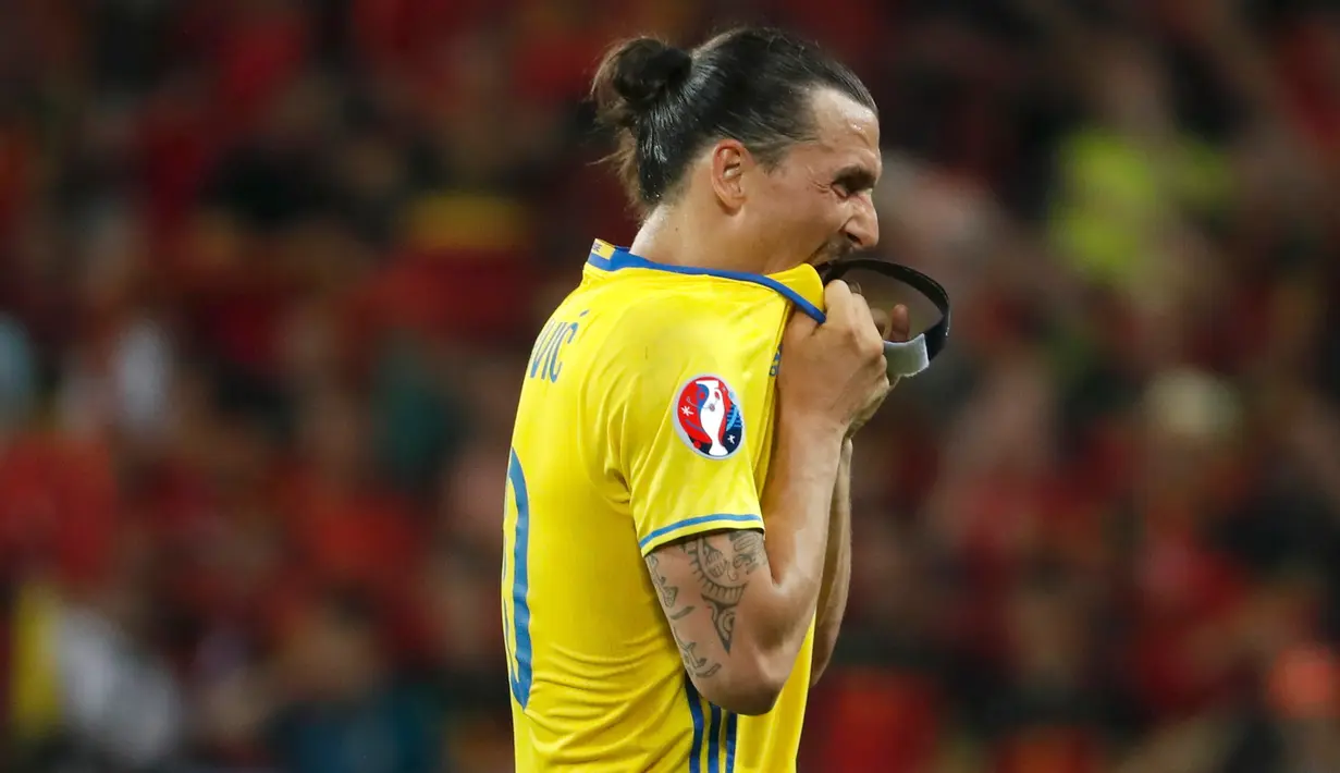 Penyerang Swedia, Zlatan Ibrahimovic menampakkan raut kekecewaan usai pertandingan lanjutan grup E piala Eropa 2016 di Stade de Nice, Prancis, (22/6). Swedia kalah melawan Belgia dengan skor 0-1. (REUTERS / Yves Herman)