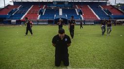 Kedatangan pasukan Javier Roca ke Stadion Kanjuruhan untuk meminta maaf kepada seluruh keluarga yang terdampak dari tragedi ini. (AFP/Juni Kriswanto)