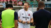 Pelatih Madura United, Dejan Antonic. (Bola.com/Aditya Wany)