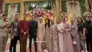 Irish Bella juga tampil segar dan berseri di momen kondangan tersebut. Bersama suami dan dua anak sambungnya, mereka datang dengan kekompakan keluarga yang harmonis. Irish dan dua anak perempuannya pun tampil bak kakak adik. (Liputan6.com/IG/@_irishbella_)