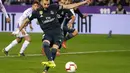 Karim Benzema mengeksekusi tendangan penalti pada laga lanjutan La Liga yang berlangsung di Stadion Nuevo Jose Zorrilla, Valladolid, Senin (11/3). Real Madrid menang 4-1 atas Valladolid. (AFP/Cesar Manso)
