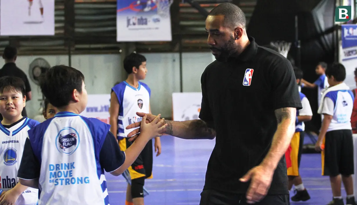 Seorang anak melakukan tos sebelum mengikuti pelatihan basket oleh Jr NBA di Cilandak Sports Center, Jakarta, Sabtu (24/3/2018). Jr NBA program pembinaan global memperkenalkan basket kepada anak-anak. (Bola.com/Asprilla Dwi Adha)