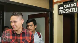 Aktor dan presenter Ganindra Bimo usai menjalani pemeriksaan di polsek Jagakarsa, Jakarta, Kamis (18/02/2016). Pria yang kerap disapa Bimo itu diduga telah melakukan pemukulan kepada Kevin hingga matanya bengkak.(Liputan6.com/Herman Zakharia)