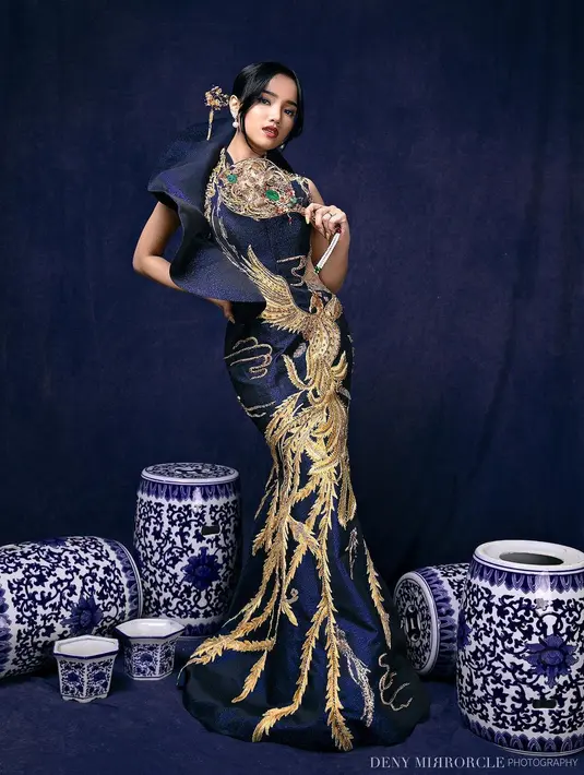 Sementara Fuji tampil dalam balutan v-neck cheongsam dengan detail gold embroidery.