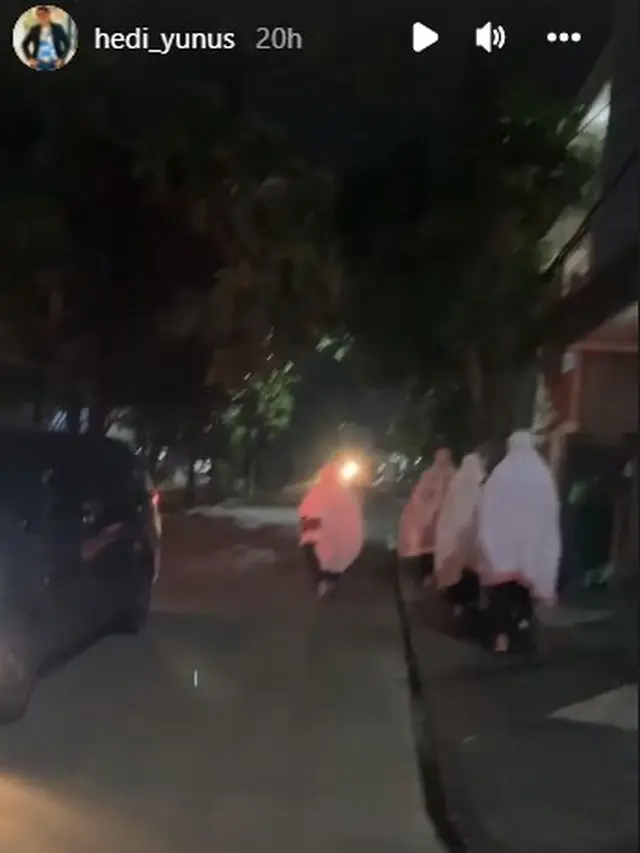 Hedi Yunus mengunggah aktifitas masyarakat di sekitar kediamannya yang berbondong-bondong mendatangi masjid