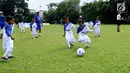 Anak-anak pra sejahtera mengikuti pelatihan sepak bola YKK Asia Group Kids Footbal Clinic  di Ciputat, Tangerang Selatan, Sabtu (7/10). Kegiatan bertujuan mencari bibit baru di dunia sepak bola. (Liputan6.com/Fery Pradolo)