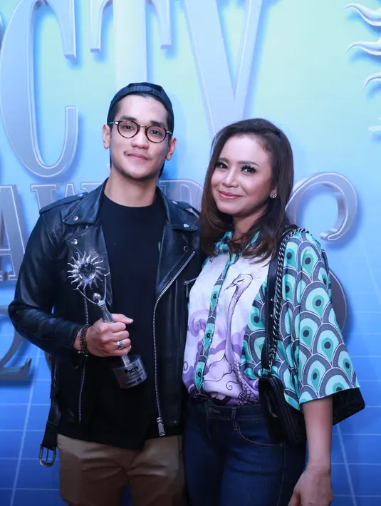 "Kita kan satu label, jadi yang bisa wakilin Afgan aku doang, jadi kayak digerebek satpam," ungkap Rossa saat ditemui di Studio Emtek City, Daan Mogot, Jakarta Barat, Rabu (30/11/2016). (Adrian Putra/Bintang.com)