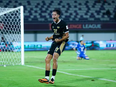 Pemain Dewa United, Rafael Struick, melakukan selebrasi setelah mencetak gol ke gawang Shan United pada matchday ketiga Grup E AFC Challange League 2025-2026 di Stadion Indomilk Arena, Tangerang, Sabtu (01/11/2025) malam WIB. (Bola.com/M Iqbal Ichsan)