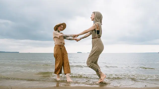 Mendengar suara ombak