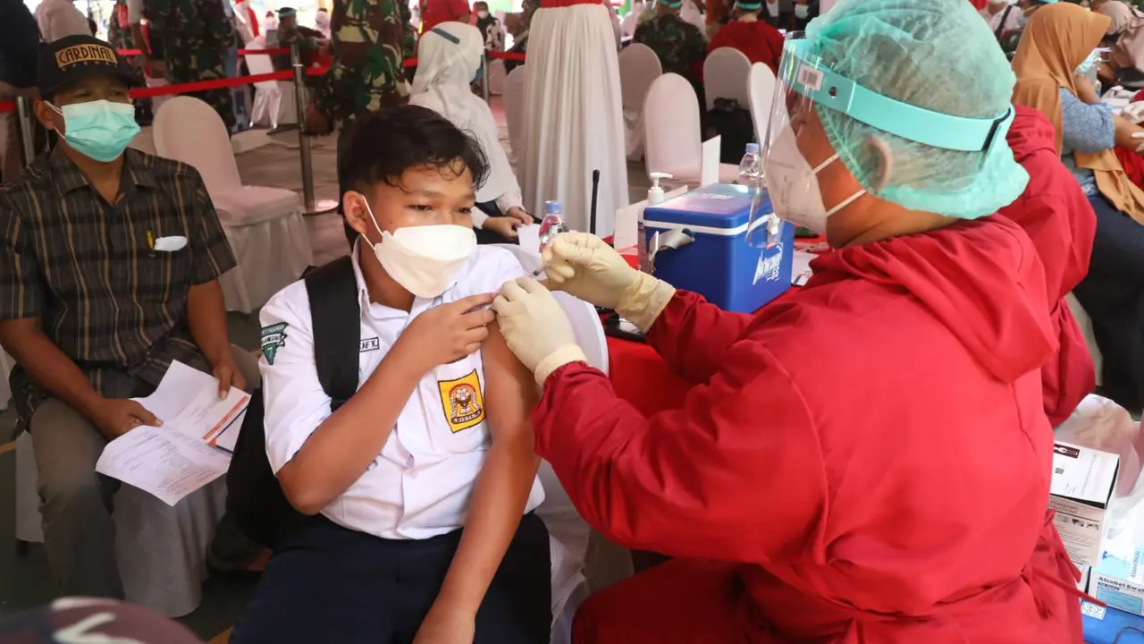 Vaksinasi serentak di Bojonegoro. (Dian Kurniawan/Liputan6.com)