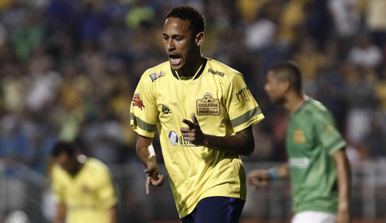 Pemain Brasil, Neymar, merayakan gol yang dicetak saat laga amal di Stadion Pacaembu, Brasil, Jumat (23/12/2016). Bintang Barcelona ini bersama sejumlah atlet Brasil menggelar pertandingan guna mengenang tragedi Chapecoense. (AFP/Miguel Schincariol)