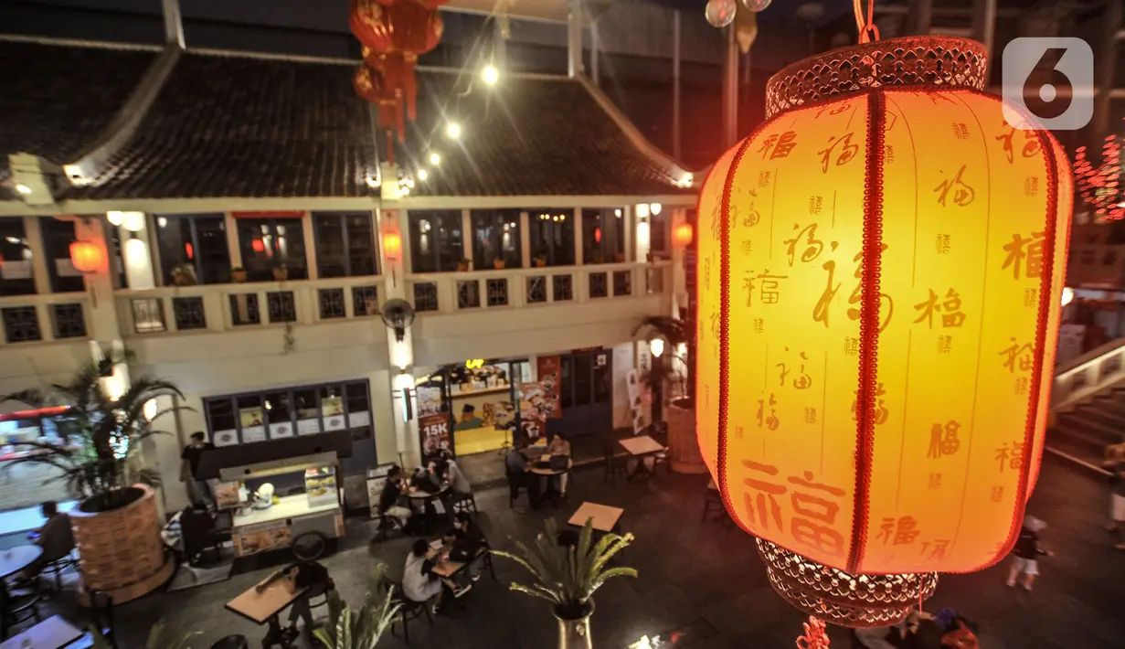 Deretan lampion menambah kentalnya nuansa pecinan di Petak Enam, Glodok, Jakarta, Senin (7/6/2021). Selain suasana khas oriental dan harga makanan yang tidak terlalu mahal, Petak Enam juga sangat cocok dijadikan sebagai tempat berfoto-foto yang instagramable. (merdeka.com/Iqbal S Nugroho)