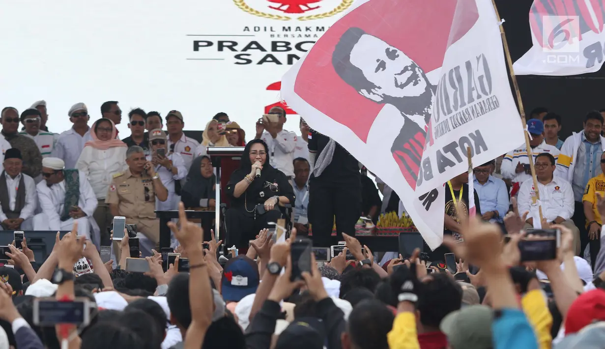 Wakil Ketua BPN Capres-Cawapres 02, Rachmawati Soekarnoputri saat kampanye terbuka Capres nomor urut 02, Prabowo Subianto di area Stadion Pakansari Kab Bogor, Jumat (29/3). Kampanye terbuka dihadiri tokoh parpol yang tergabung dalam Koalisi Indonesia Adil Makmur. (Liputan6.com/Helmi Fithriansyah)