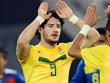 Alexandre Pato (kiri) dan Neymar masing-masing menyumbang dua gol untuk membawa Brasil membekuk Ekuador 4-2 pada laga terakhir Grup C Copa America di Cordoba, 13 Juli 2011. AFP PHOTO/RODRIGO BUENDIA