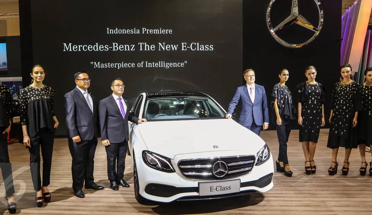 CEO Mercedez Benz Distribution Indonesia dan Director bersama sejumlah model foto bersama saat peluncuran 7 mobil terbaru Mercedes Benz di Gaikindo Indonesia International Auto Show (GIIAS), ICE BSD, Tangsel, Kamis (11/8). (Liputan6.com/Fery Pradolo)
