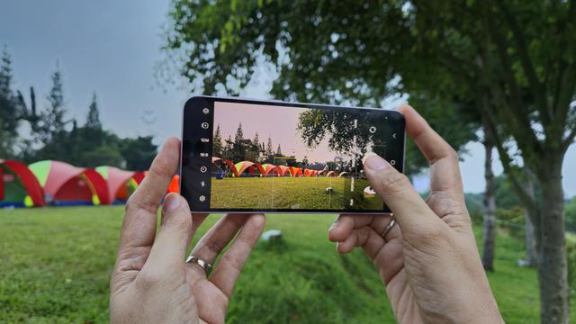Memotret momen berkemah dengan Galaxy A35 5G