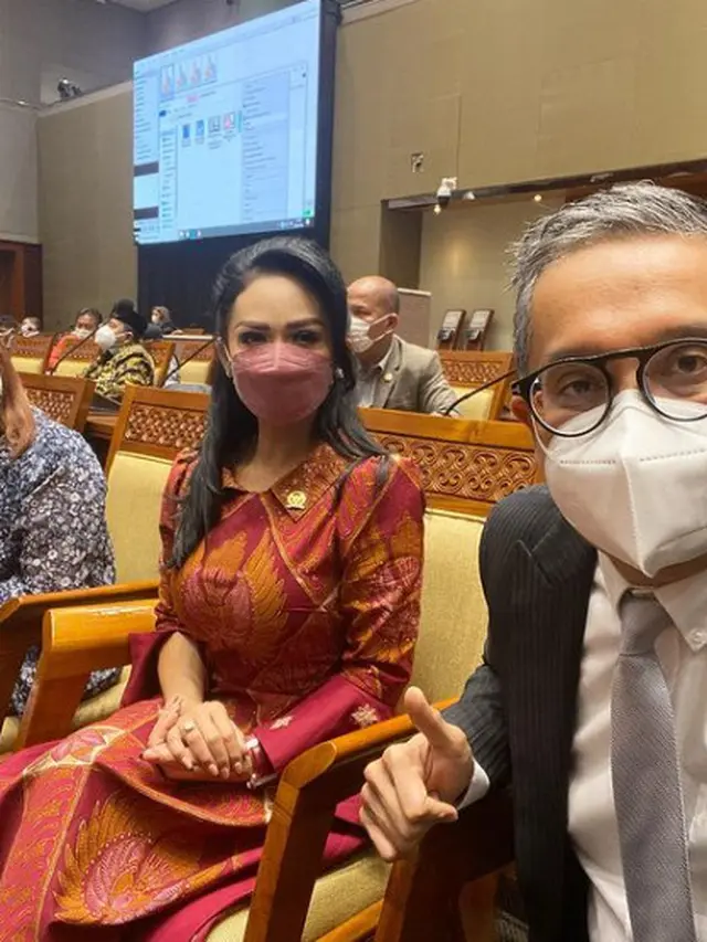 6 Gaya Krisdayanti saat Ngantor di DPR, Curi Perhatian