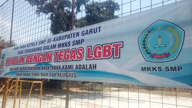 Spanduk deklarasi penolakan LGBT oleh ratusan guru SMP di Garut