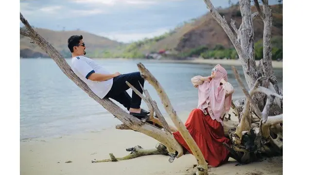 7 Potret Liburan Uztaz Solmed dan Istri di Labuan Bajo, Tampil Serasi