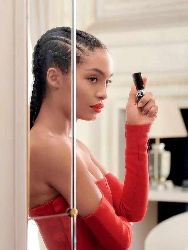 6 Potret Dilraba Dilmurat-Anya Taylor Joy Pakai Lipstik Merah Merona di Kampanye Terbaru Dior ‘The Legend in Images’