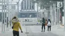 Warga beraktivitas di Kawasan Kota Tua, Jakarta, Rabu (3/8/2022). Proyek revitalisasi jalur pedestrian di kawasan Kota Tua akan selesai pada Agustus 2022, yang sudah mencapai 98 persen. (Liputan6.com/Herman Zakharia)