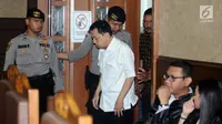 Tersangka korupsi e-KTP, Setya Novanto memasuki ruang sidang Pengadilan Tipikor, Jakarta, Rabu (13/12). Saat sidang baru mulai, Ketua Majelis Hakim Yanto, menanyakan kesiapan Setya Novanto. (Liputan6.com/Helmi Fithriansyah)