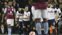 Para pemain Tottenham, Ben Davies (tengah) dan rekan-rekannya merayakan gol saat melawan Aston Villa pada laga FA Cup di White Hart Lane (8/1/2017). Tottenham menang 2-0.  (AP/Tim Ireland)