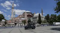Kendaraan polisi berpatroli di depan Hagia Sophia di Istanbul pada 11 Juli 2020. Pemerintah Turki memutuskan untuk mengembalikan status Hagia Sophia menjadi masjid setelah difungsikan sebagai museum. (Ozan KOSE/AFP)