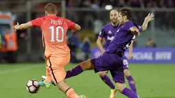 Pemain AS Roma, Francesco Totti, berusaha melewati pemain Fiorentina pada lanjutan Serie A di Artemio Franchi, Firenze, Senin (19/9/2016) dini hari WIB. (AFP/Andreas Solaro)