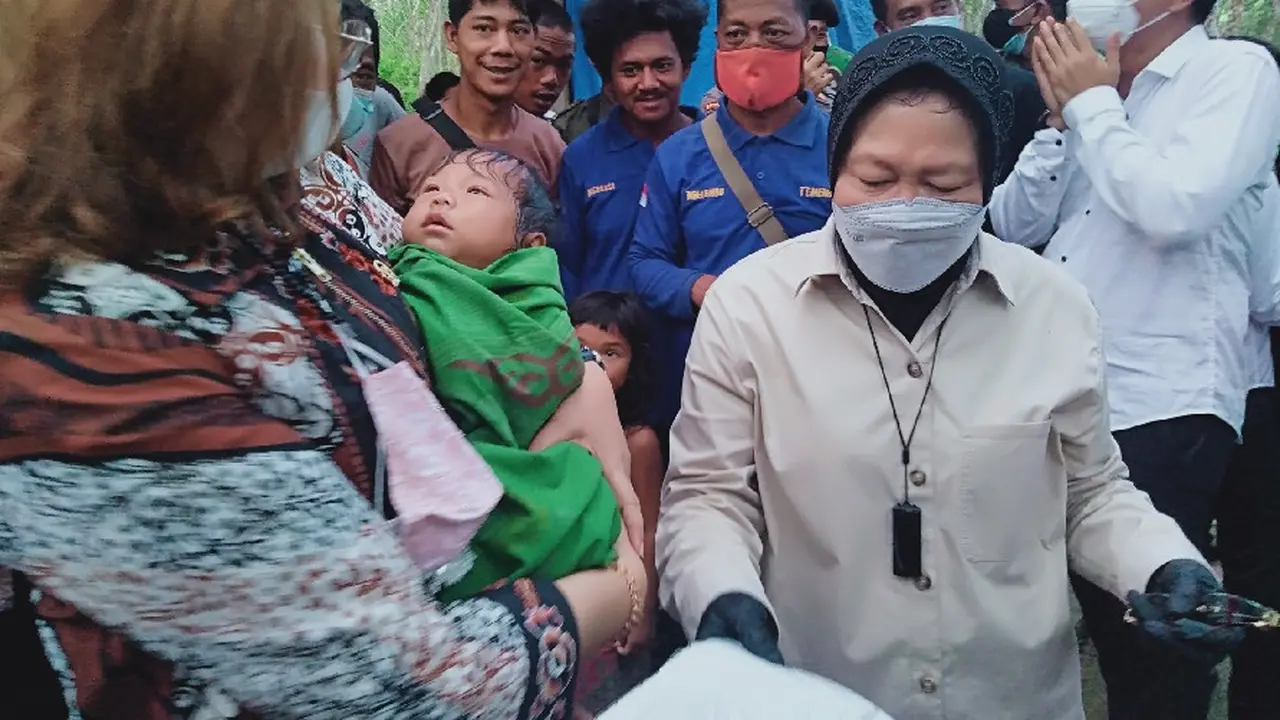 Mensos Risma dan Bayi Rimba