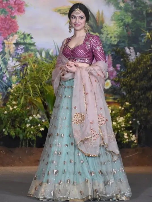 Divya Khosla Kumar tampil cantik menawan saat menghadiri resepsi pernikahan Sonam Kapoor dan Anand Ahuja. (Foto: instagram.com/instantbollywood)