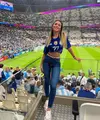 Gaya busana Agustina Gandolfo saat mendukung Lautaro Martinez di Piala Dunia 2022 Qatar mencuri perhatian.