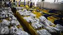 Ikan yang telah dibekukan dilelang di pelelangan ikan Muara Angke, Jakarta, Kamis (24/3). Pada 2015 secara total Indonesia telah memanfaatkan potensi ekonomi sektor kelautan sekira Rp350 triliun. (Liputan6.com/Faizal Fanani)